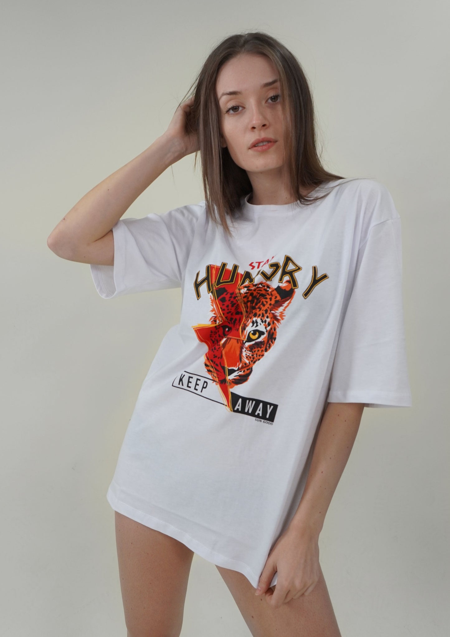 Oversized „Stay Hungry“ тениска в бяло