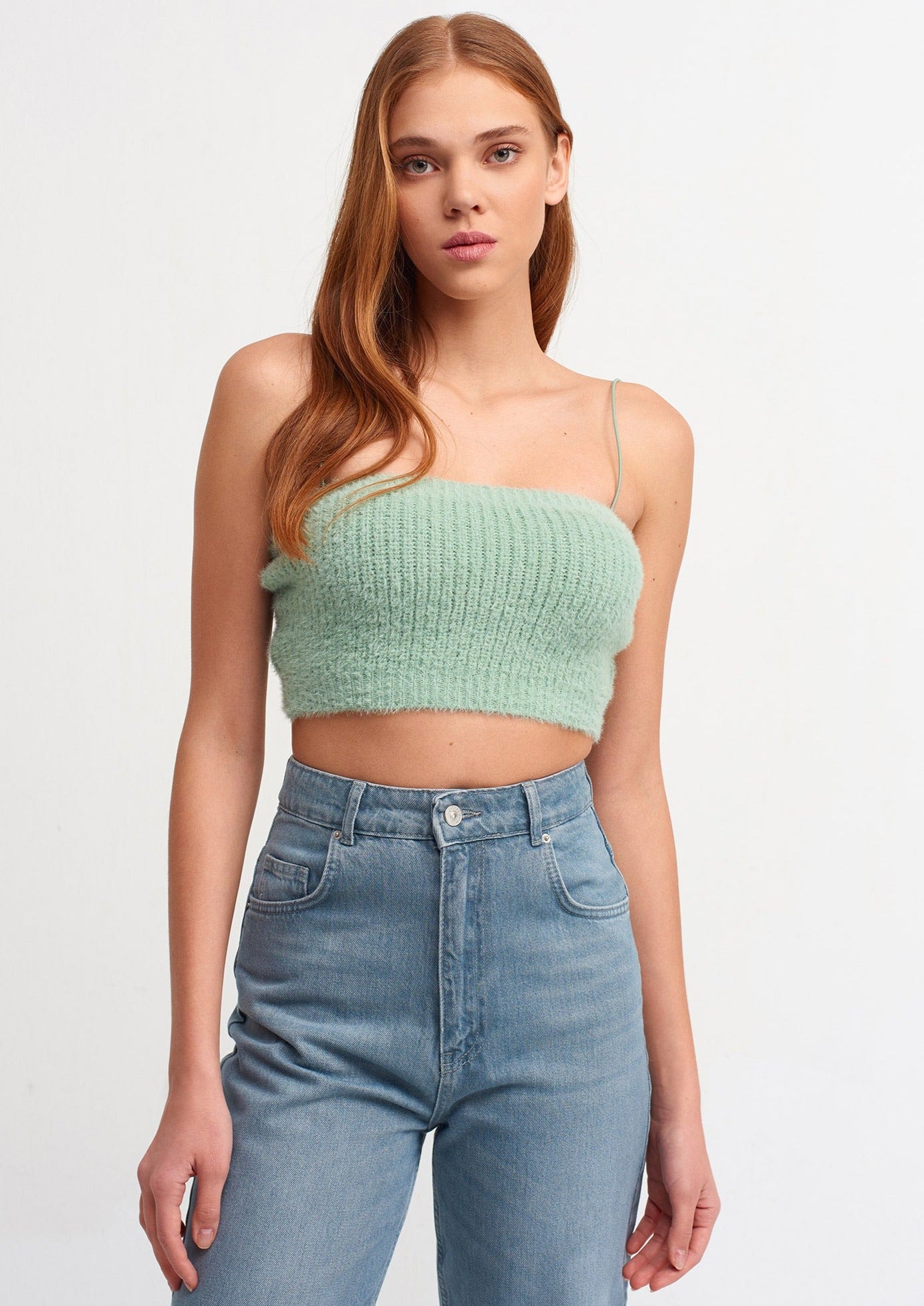 QED London - Crop top d’ensemble en similicuir avec lanière QED London - Crop top d’ensemble en similicuir avec lanière