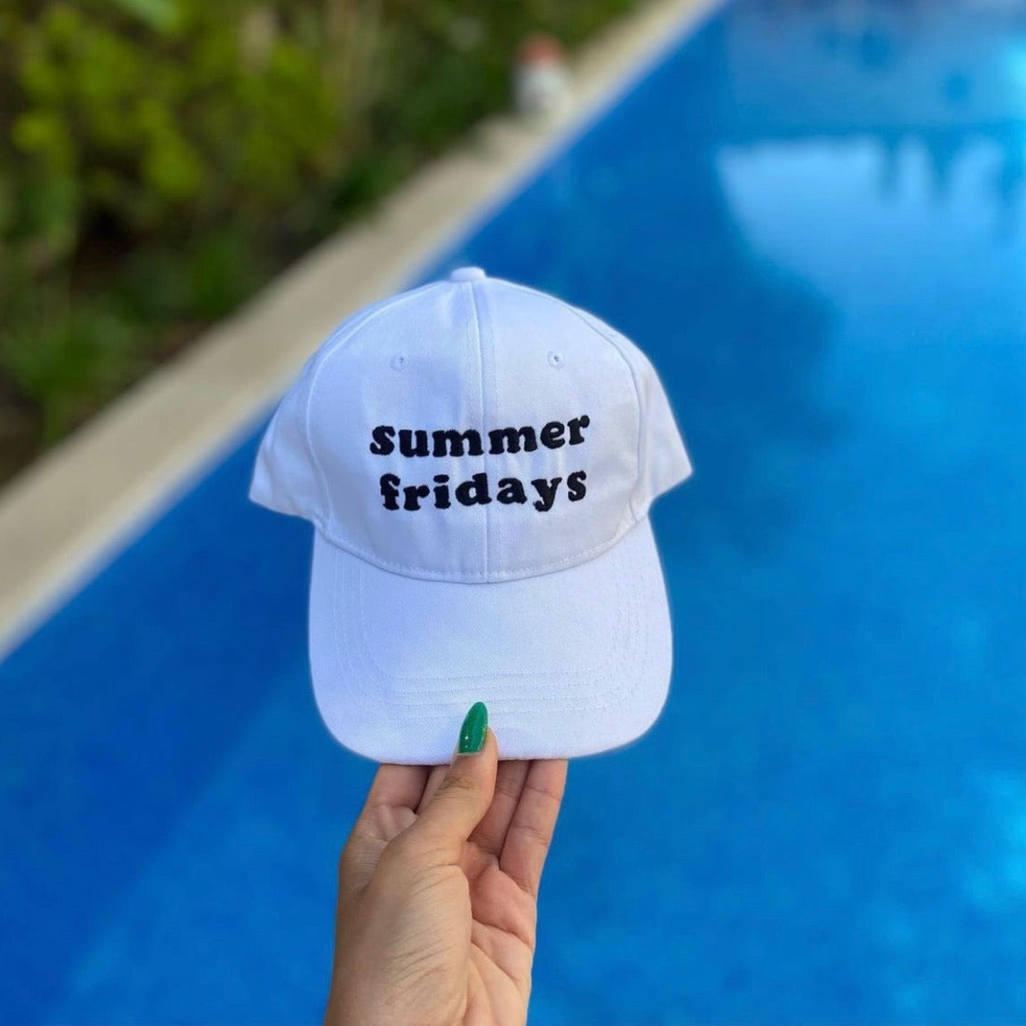 Шапка с козирка "Summer Fridays".