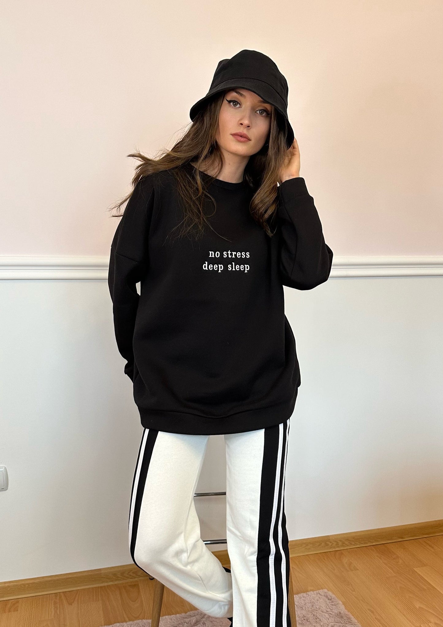 Oversized "No Stress" Sweatshirt in Black